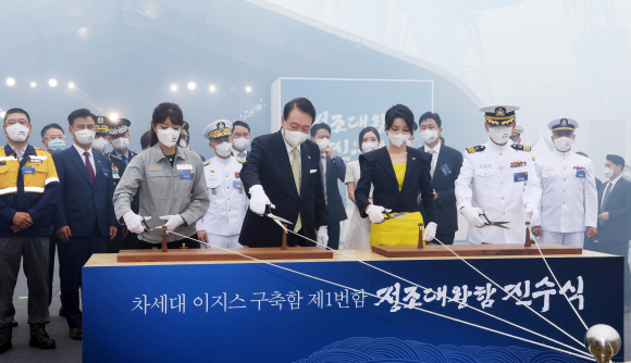 윤석열 대통령과 부인 김건희 여사가 28일 울산 현대중공업에서 열린 정조대왕함 진수식에서 안전항해 기원 의식을 하고 있다. 이 의식은 이음줄을 절단해 이와 연결된 샴페인이 선체에 부딪혀 깨짐으로써 액운을 막고 안전한 항해를 기원한다는 의미를 담고 있다. 2022. 7. 28 박지환 기자