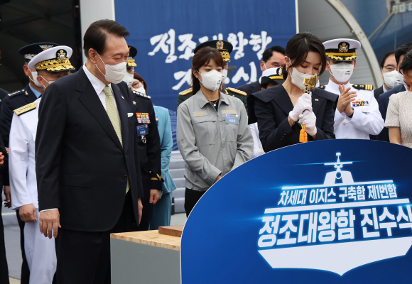 윤석열 대통령 부인 김건희 여사가 28일 울산 현대중공업에서 열린 정조대왕함 진수식에서 진수 도끼로 진수선을 자르고 있다. 진수선을 자르는 것은 아기의 탯줄을 끊는 것과 같이 새로운 배의 탄생을 의미하는 것으로 19세기 초 영국 빅토리아 여왕이 진수식을 주관한 이래 여성이 의식을 주관하는 전통이 이어지고 있다. 2022. 7. 28 박지환 기자