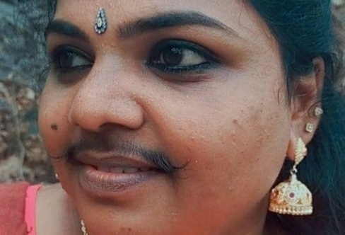 수염도 신체의 일부라며 콧수염을 기른 인도 여성이 화제다. BBC 캡처