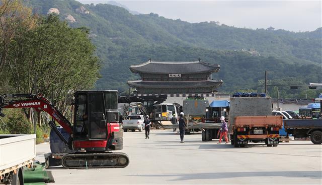 개장 준비 분주한 광화문광장