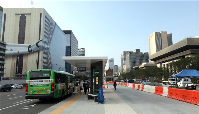 개장 앞두고 버스정류장 생긴 광화문광장