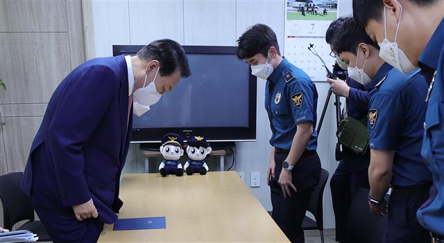 신촌지구대 찾은 윤 대통령
