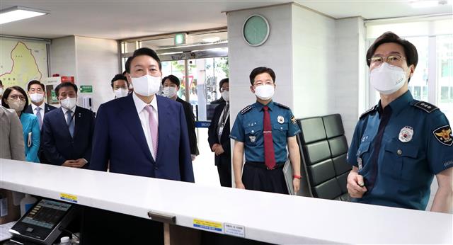 윤 대통령, 신촌지구대 방문