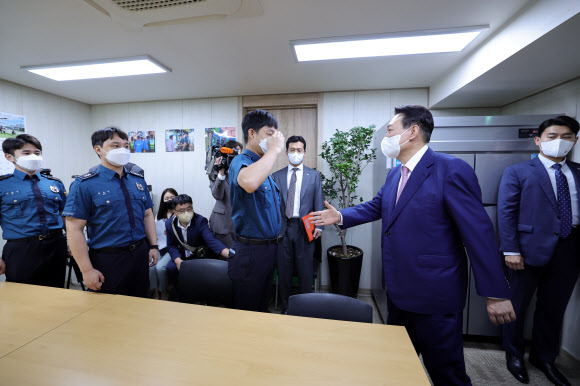 신촌지구대 경찰관 만난 윤석열 대통령