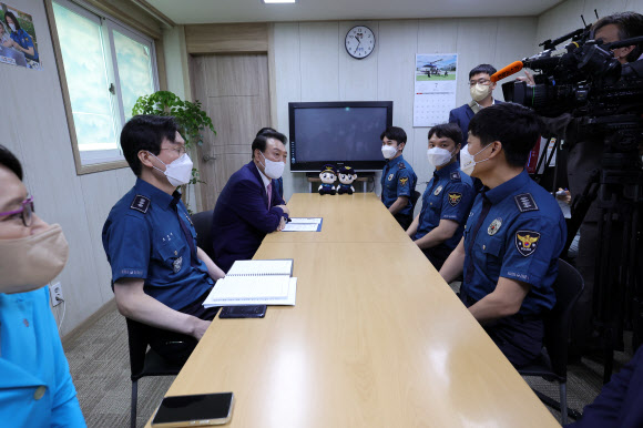 신촌지구대 경찰관들과 환담하는 윤석열 대통령