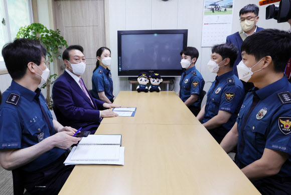 신촌지구대 경찰관들과 환담하는 윤석열 대통령