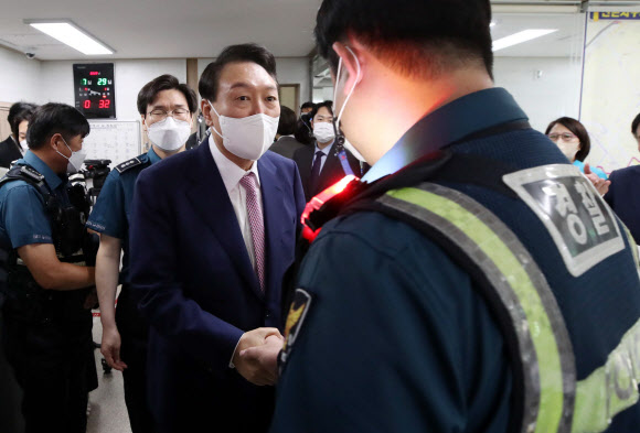 신촌지구대 방문한 윤석열 대통령