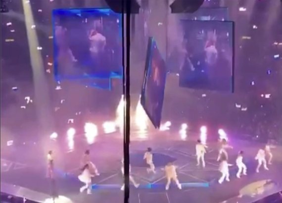 홍콩 아이돌 그룹 ‘미러’의 콘서트 중 천장에 달린 스크린이 떨어졌다. 트위터 캡처