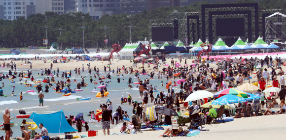 여름 피서 절정기를 맞은 29일 오후 부산 해운대구 해운대해수욕장을 찾은 시민과 관광객들이 물놀이를 즐기고 있다. 2022.07.29. 뉴시스