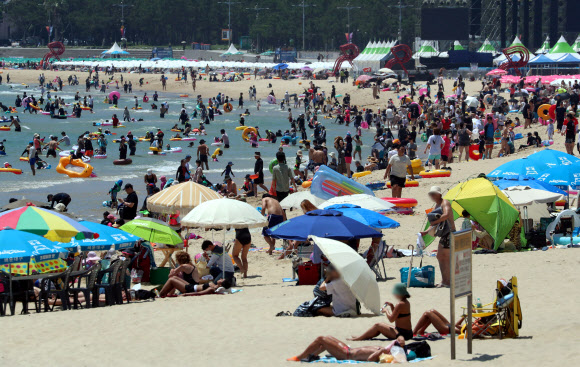 여름 피서 절정기를 맞은 29일 오후 부산 해운대구 해운대해수욕장을 찾은 시민과 관광객들이 물놀이를 즐기고 있다. 2022.07.29. 뉴시스