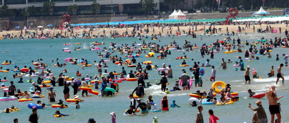 여름 피서 절정기를 맞은 29일 오후 부산 해운대구 해운대해수욕장을 찾은 시민과 관광객들이 물놀이를 즐기고 있다. 2022.07.29. 뉴시스