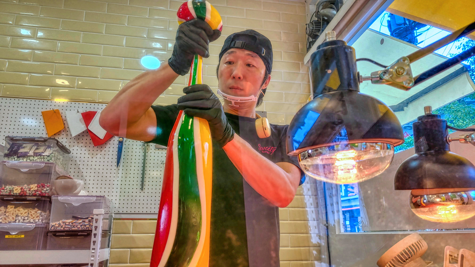 수제 사탕 가게 ‘스위티’의 윤아섭 대표가 사탕을 만들고 있다. 박홍규 기자 gophk@seoul.co.kr