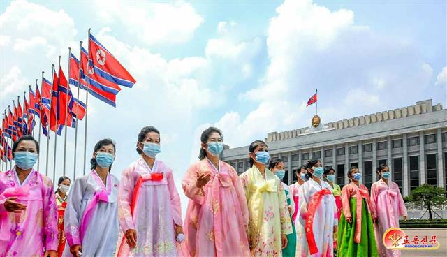 북한 노동당 기관지 노동신문은 30일 북한 여성들이 “불우한 운명에 종지부를 찍고 혁명의 한쪽 수레바퀴를 떠밀고 나가는 힘 있는 역량”으로 자라나고 있다고 보도했다. 노동신문 뉴스1