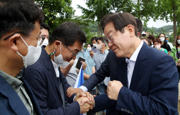 더불어민주당 당대표 후보인 이재명 의원이 30일 강원 강릉시 허균·허난설헌 기념공원을 찾아 지지자 및 당원들과 인사를 하고 있다. 2022.7.30 연합뉴스