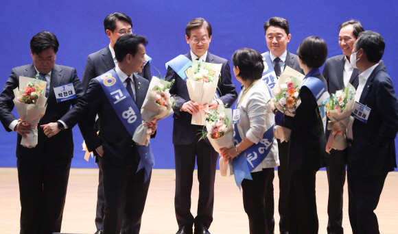 박용진, 이재명, 강훈식(왼쪽부터) 더불어민주당 당대표 예비후보가 28일 오후 서울 여의도 국회 의원회관에서 열린 더불어민주당 당대표 및 최고위원 선출을 위한 예비경선대회에서 최종 후보로 선출된 뒤 축하를 받고 있다. 2022.07.28 김명국 기자