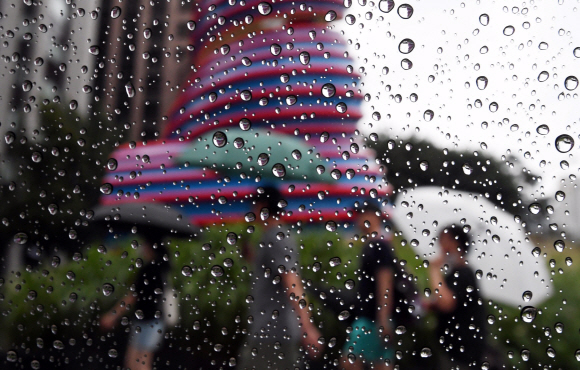 비가 내린 31일 서울 청계천 인근에서 시민들이 우산을 쓰고 걸어가고 있다. 2022. 7. 31 박윤슬 기자