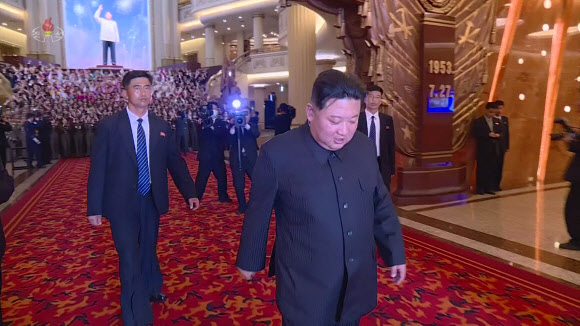 김정은 ‘밀착경호’하는 북한 경호원들