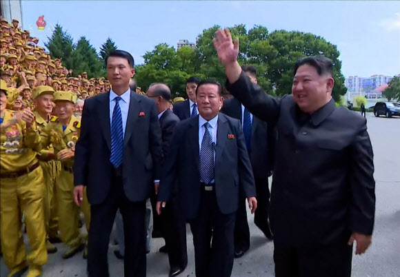 김정은 ‘밀착경호’하는 북한 경호원들