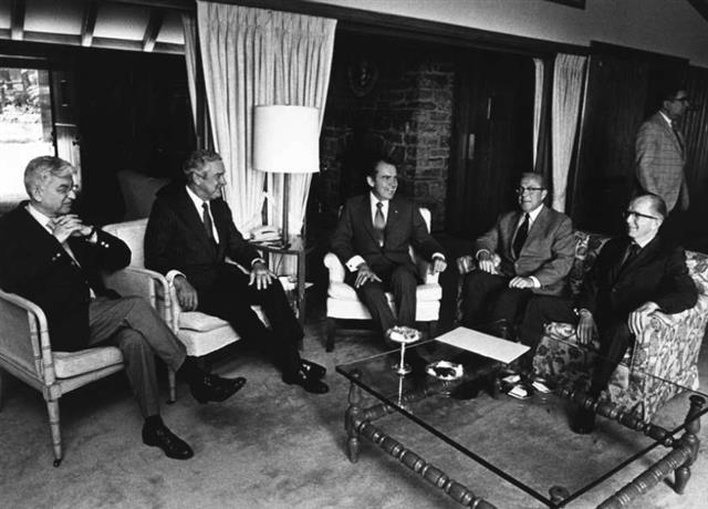 캠프 데이비드에 모인 닉슨과 경제 각료 참모. 왼쪽부터 아서 번스, 존 코널리, 닉슨, 조지 슐츠, 폴 매크라켄.