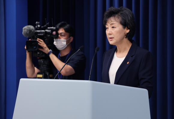 박순애 사회부총리 겸 교육부장관이 29일 용산 대통령실 청사에서 윤석열 대통령에게 진행한 부처 업무보고 결과를 브리핑 하고 있다. 2022.07.29.박지환 기자