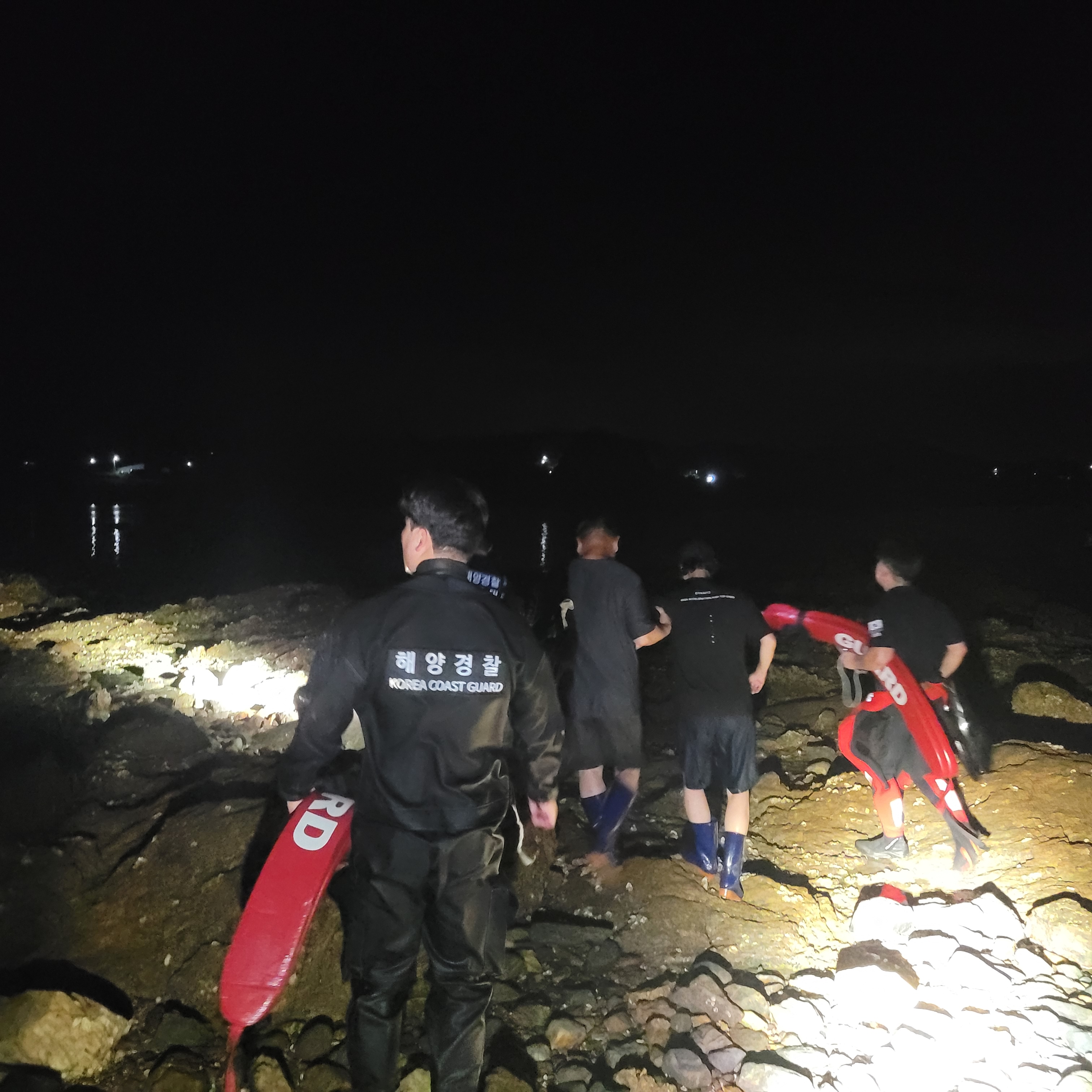 보령해경이 지난달 30일 밤 무창포 앞 해변에서 밀물에 고립된 관광객을 구조하고 있다. 보령해양경찰서 제공