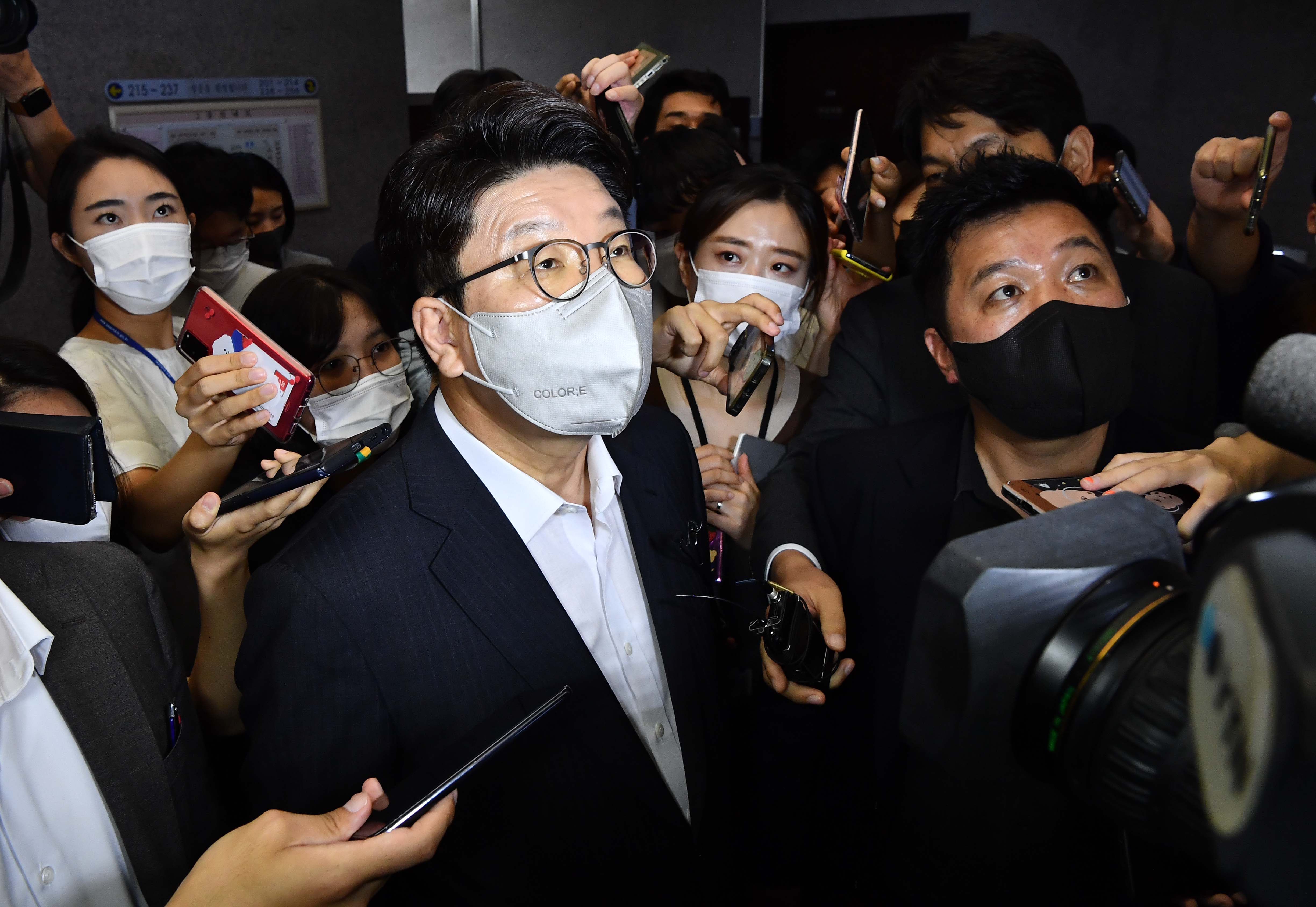 권성동 국민의힘 원내대표가 2일 서울 여의도 국회 국민의힘 원내대표실을 나서고 있다. 2022. 8. 2 김명국 기자