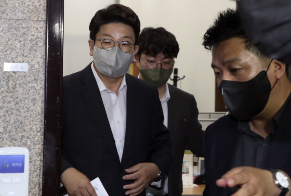 권성동 국민의힘 원내대표가 2일 국회에서 열리는  정보위원회 전체회의 참석을 위해 원내대표실을 나서고 있다. 2022. 8. 2 김명국 기자