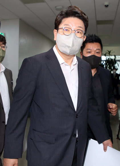 권성동 국민의힘 원내대표가 2일 서울 여의도 국회에서 열린 정보위원회 전체회의에 참석하고 있다.