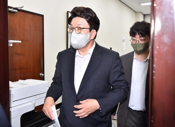 권성동 국민의힘 원내대표가 2일 서울 여의도 국회 국민의힘 원내대표실을 나서고 있다. 2022. 8. 2 김명국 기자