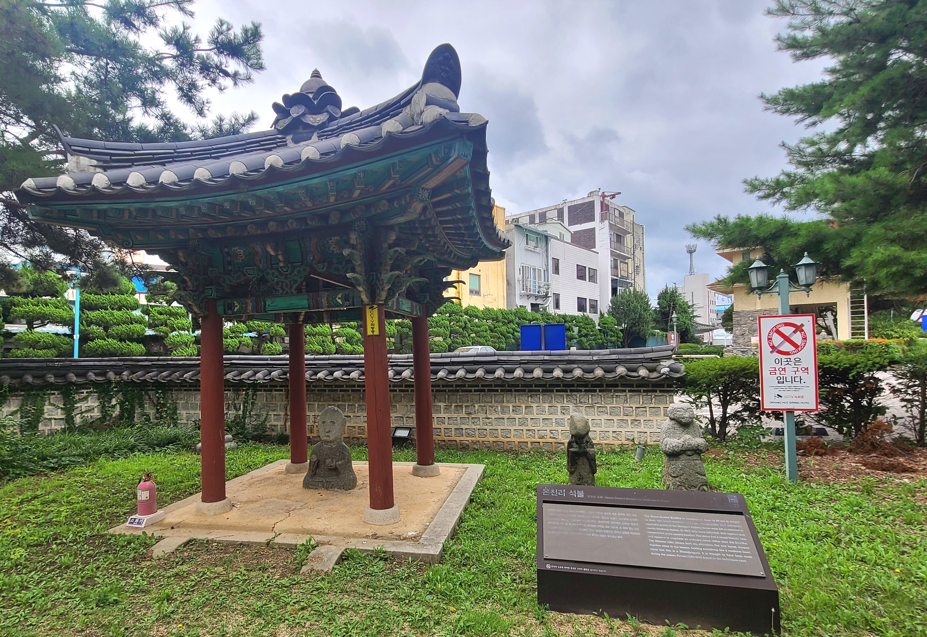 충남 아산의 온양관광호텔에 있는 충남 문화재자료 제227호로 지정된 온천리 석불.