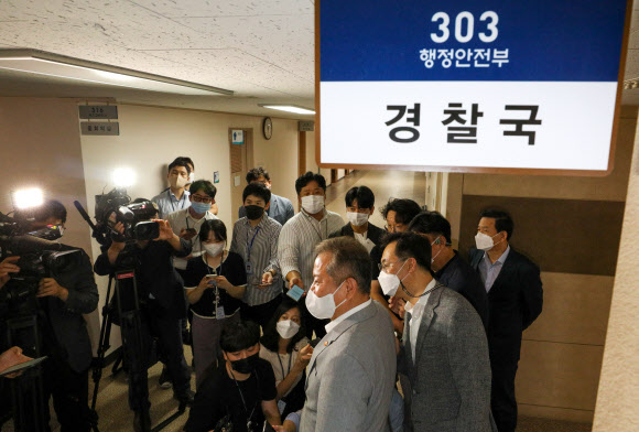 이상민 행정안전부 장관이 지난 2일 출범한 경찰국을 방문해 직원들을 격려한 뒤 기자들의 질문을 받고 있다. 연합뉴스