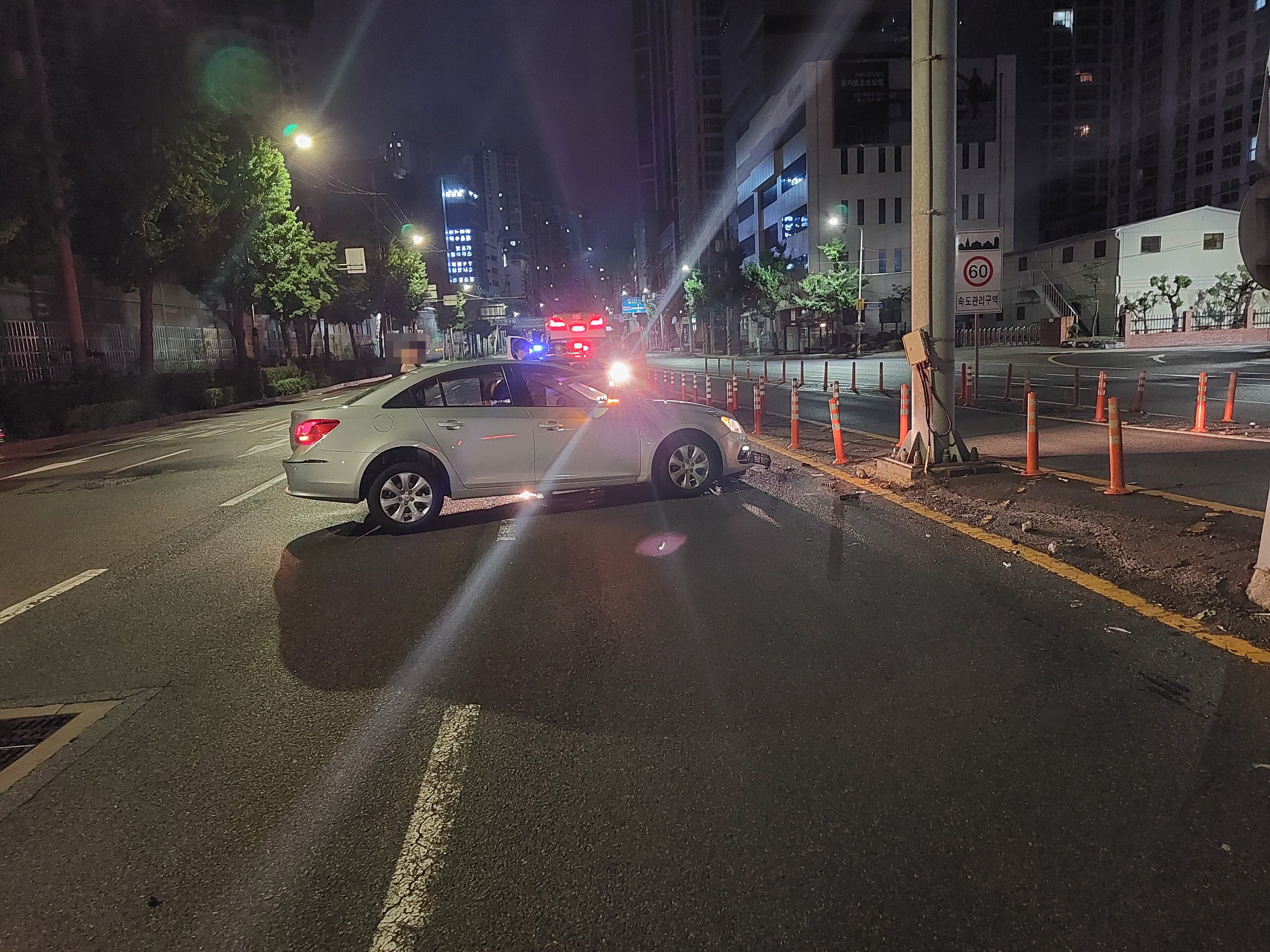 3일 부산 수영구 한 도로에서 음주운전 혐의를 받는 A씨가 몰던 차량이 도로 구조물을 들이받고 멈춰 있다. 부산경찰청 제공
