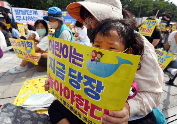 3일 서울 용산구 전쟁기념관 앞에서 만 5세 초등취학 저지를 위한 범국민 집회가 열리고 있다. 2022. 8. 3 박윤슬 기자