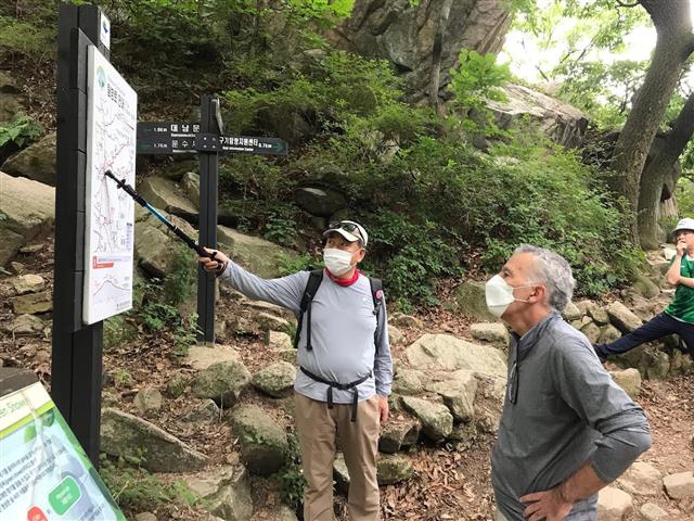 박진(왼쪽) 외교부 장관이 지난달 31일 필립 골드버그 신임 주한 미국대사와 북한산을 등반하는 길에 등산로를 안내하고 있다. 필립 골드버그 대사 트위터