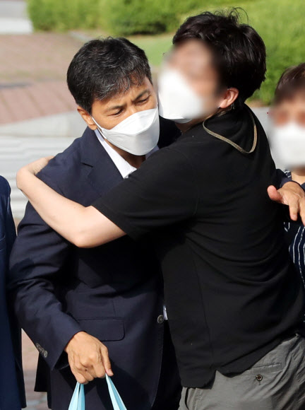 수행비서 김지은씨를 성폭행한 혐의로 3년6개월의 실형을 선고받았던 안희정 전 충남지사가 4일 오전 만기 출소해 경기 여주교도소를 나서며 가족과 포옹하고 있다. 2022.8.4  연합뉴스