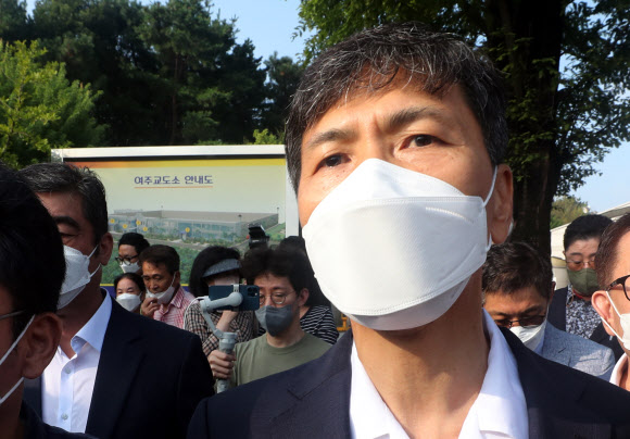수행비서 김지은씨를 성폭행한 혐의로 3년6개월의 실형을 선고받았던 안희정 전 충남지사가 4일 오전 만기 출소해 지지자들과 함께 경기 여주교도소를 떠나고 있다. 2022.8.4  연합뉴스