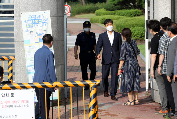 수행비서 김지은씨를 성폭행한 혐의로 3년6개월의 실형을 선고받았던 안희정 전 충남지사가 4일 오전 만기 출소해 경기 여주교도소를 나서며 가족 및 지지자들과 인사하고 있다. 2022.8.4  연합뉴스