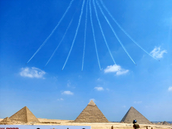 피라미드 에어쇼 2022에 참가한 공군 특수비행팀 블랙이글스가 3일(현지시간) 이집트 카이로 인근 피라미드 상공에서 레인폴 기동을 선보이고 있다. 2022.8.4  국방부공동취재단