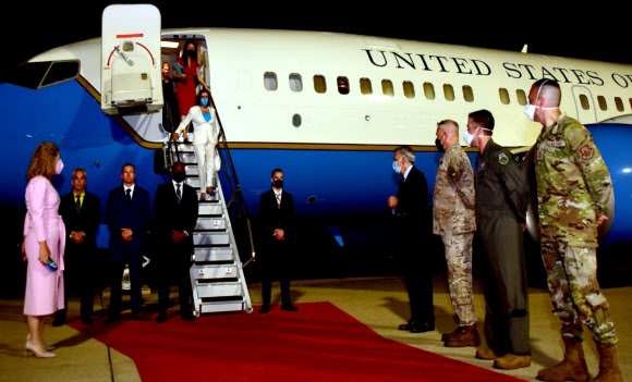 미국 권력서열 3위인 낸시 펠로시 하원의장이 3일 오후 경기 오산 미 공군기지에 도착해 필립 골드버그 주한미국 대사, 폴 라카메라 주한미군사령관의 영접을 받고 있다. 2022.8.4. 주한미국대사관 트위터 캡처