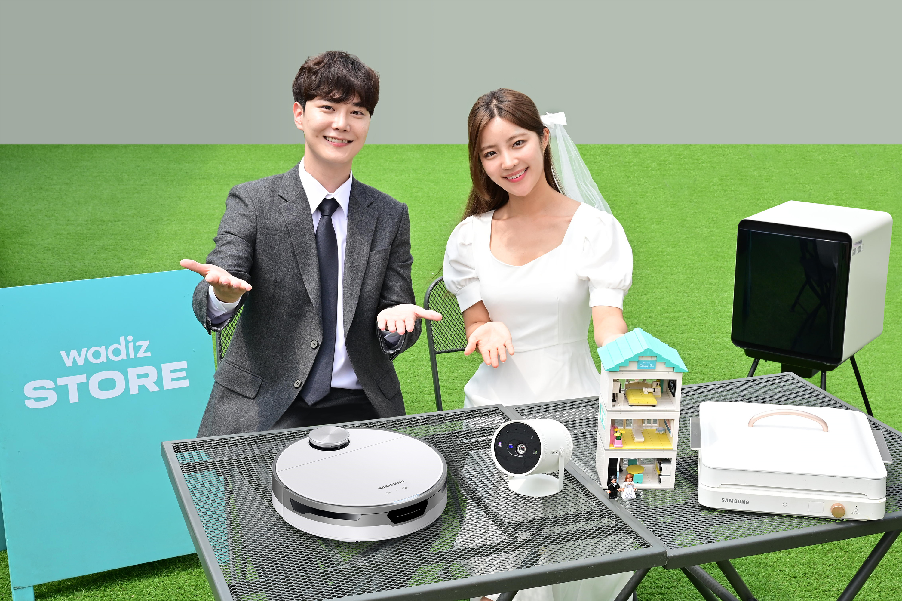 삼성전자 모델이 서울 성수동 와디즈에서 ‘삼성 신혼가전 굿즈’를 선보이고 있다. 삼성전자 제공