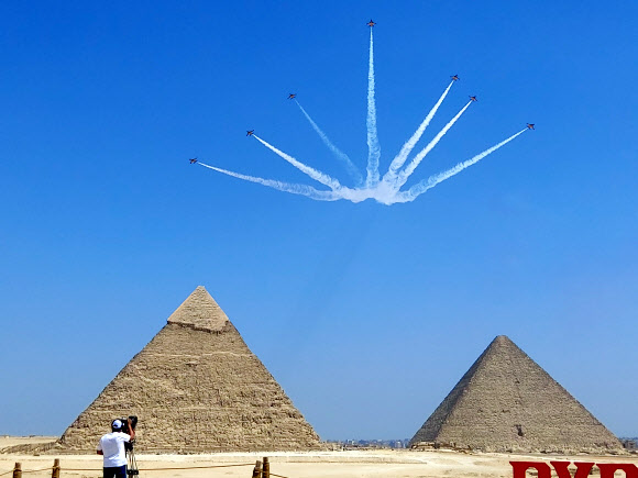 피라미드 에어쇼 2022에 참가한 공군 특수비행팀 블랙이글스가 3일(현지시간) 이집트 카이로 인근 피라미드 상공에서 웨지 브레이크 기동을 선보이고 있다 2022.8.4 국방부공동취재단