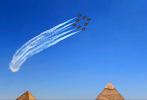 한국 공군 특수비행팀 블랙이글스의 T-50B 항공기 8대가 3일(현지시간) 이집트 기자에 있는 피라미드 상공에서 다이아몬드 대형을 이뤄 기동하고 있다. 2022.8.4 연합뉴스