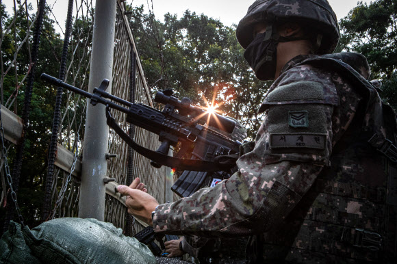 4일 경기도 파주시 접경지역에서 육군 1사단 장병이 리멤버 804(Remember 804) 상기 즉각조치사격 훈련을 위해 실탄을 장전하고 있다. 즉각조치사격 훈련은 경계작전 중 우발적으로 발생하는 교전 상황에 대비한 사격술 훈련을 말한다. 2022.8.4  연합뉴스