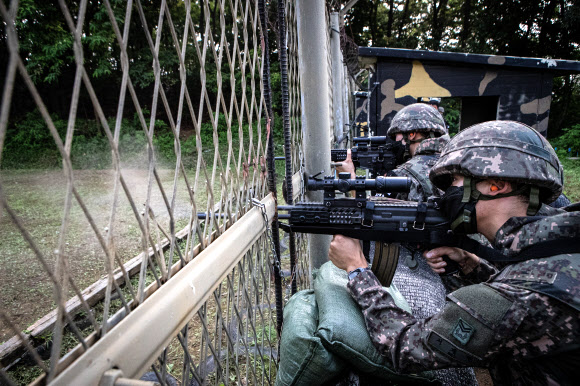 4일 경기도 파주시 접경지역에서 열린 리멤버 804(Remember 804) 상기 즉각조치사격 훈련에서 육군 1사단 장병이 사격하고 있다. 즉각조치사격 훈련은 경계작전 중 우발적으로 발생하는 교전 상황에 대비한 사격술 훈련을 말한다. 2022.8.4  연합뉴스