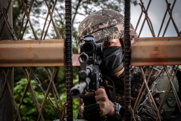 4일 경기도 파주시 접경지역에서 열린 리멤버 804(Remember 804) 상기 즉각조치사격 훈련에서 육군 1사단 장병이 조준하고 있다. 즉각조치사격 훈련은 경계작전 중 우발적으로 발생하는 교전 상황에 대비한 사격술 훈련을 말한다. 2022.8.4  연합뉴스