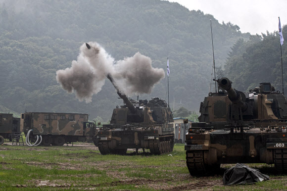육군 1군단은 북한의 비무장지대(DMZ) 목함지뢰 도발 7주년을 맞아 리멤버 804(Remember 804) 상기 훈련을 진행했다. 지난 2015년 8월 4일 북한군이 DMZ 수색로 통문 인근에 매설한 목함지뢰가 터지며 하재헌 예비역 중사가 두 다리를 잃었고, 하 중사를 구하러 간 김정원 중사도 또 다른 지뢰가 폭발하며 오른쪽 다리를 잃었다. 군은 북한의 목함지뢰 도발을 상기하는 결의대회와 함께 3∼4일 접경지역 훈련장에서 K9 자주포 사격과 K1A2 전차포 사격 등을 실시했다. 사진은 3일 경기도 파주시 접경지의 훈련장에서 1포병여단 K9 자주포가 포탄을 발사하는 모습. 2022.8.4  연합뉴스