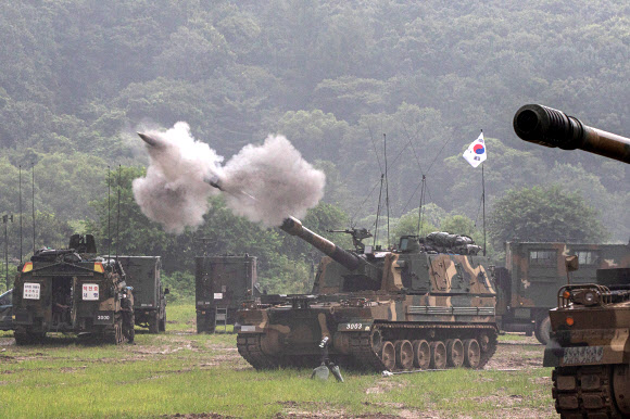 육군 1군단은 북한의 비무장지대(DMZ) 목함지뢰 도발 7주년을 맞아 리멤버 804(Remember 804) 상기 훈련을 진행했다. 지난 2015년 8월 4일 북한군이 DMZ 수색로 통문 인근에 매설한 목함지뢰가 터지며 하재헌 예비역 중사가 두 다리를 잃었고, 하 중사를 구하러 간 김정원 중사도 또 다른 지뢰가 폭발하며 오른쪽 다리를 잃었다. 군은 북한의 목함지뢰 도발을 상기하는 결의대회와 함께 3∼4일 접경지역 훈련장에서 K9 자주포 사격과 K1A2 전차포 사격 등을 실시했다. 사진은 3일 경기도 파주시 접경지의 훈련장에서 1포병여단 K9 자주포가 포탄을 발사하는 모습. 2022.8.4  연합뉴스