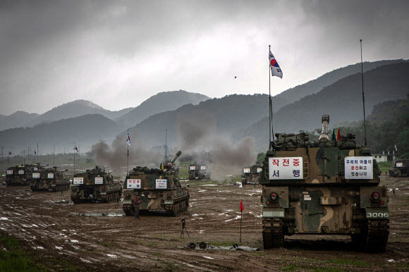 육군 1군단은 북한의 비무장지대(DMZ) 목함지뢰 도발 7주년을 맞아 리멤버 804(Remember 804) 상기 훈련을 진행했다. 지난 2015년 8월 4일 북한군이 DMZ 수색로 통문 인근에 매설한 목함지뢰가 터지며 하재헌 예비역 중사가 두 다리를 잃었고, 하 중사를 구하러 간 김정원 중사도 또 다른 지뢰가 폭발하며 오른쪽 다리를 잃었다. 군은 북한의 목함지뢰 도발을 상기하는 결의대회와 함께 3∼4일 접경지역 훈련장에서 K9 자주포 사격과 K1A2 전차포 사격 등을 실시했다. 사진은 3일 경기도 파주시 접경지의 훈련장에서 1포병여단 K9 자주포가 포탄을 발사하는 모습. 2022.8.4  연합뉴스