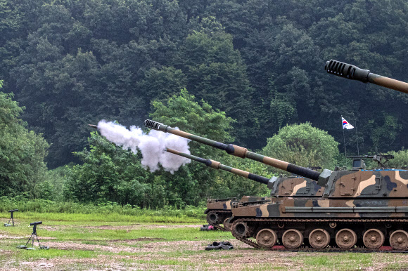 육군 1군단은 북한의 비무장지대(DMZ) 목함지뢰 도발 7주년을 맞아 리멤버 804(Remember 804) 상기 훈련을 진행했다. 지난 2015년 8월 4일 북한군이 DMZ 수색로 통문 인근에 매설한 목함지뢰가 터지며 하재헌 예비역 중사가 두 다리를 잃었고, 하 중사를 구하러 간 김정원 중사도 또 다른 지뢰가 폭발하며 오른쪽 다리를 잃었다. 군은 북한의 목함지뢰 도발을 상기하는 결의대회와 함께 3∼4일 접경지역 훈련장에서 K9 자주포 사격과 K1A2 전차포 사격 등을 실시했다. 사진은 3일 경기도 파주시 접경지의 훈련장에서 1포병여단 K9 자주포가 포탄을 발사하는 모습. 2022.8.4  연합뉴스