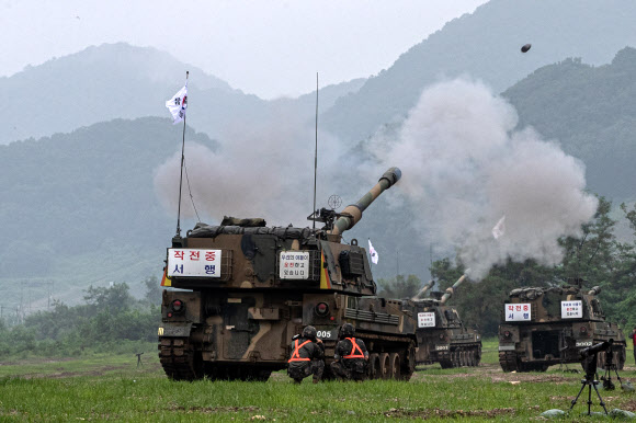 육군 1군단은 북한의 비무장지대(DMZ) 목함지뢰 도발 7주년을 맞아 리멤버 804(Remember 804) 상기 훈련을 진행했다. 지난 2015년 8월 4일 북한군이 DMZ 수색로 통문 인근에 매설한 목함지뢰가 터지며 하재헌 예비역 중사가 두 다리를 잃었고, 하 중사를 구하러 간 김정원 중사도 또 다른 지뢰가 폭발하며 오른쪽 다리를 잃었다. 군은 북한의 목함지뢰 도발을 상기하는 결의대회와 함께 3∼4일 접경지역 훈련장에서 K9 자주포 사격과 K1A2 전차포 사격 등을 실시했다. 사진은 3일 경기도 파주시 접경지의 훈련장에서 1포병여단 K9 자주포가 포탄을 발사하는 모습. 2022.8.4  연합뉴스